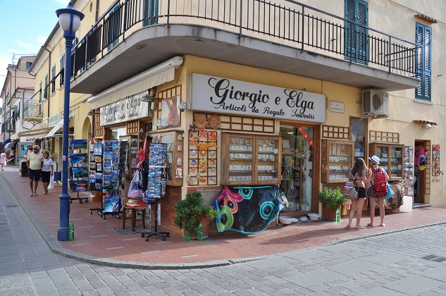 Il negozio Giorgio e Elga all'angolo della via a Marina di Campo, Isola d'Elba